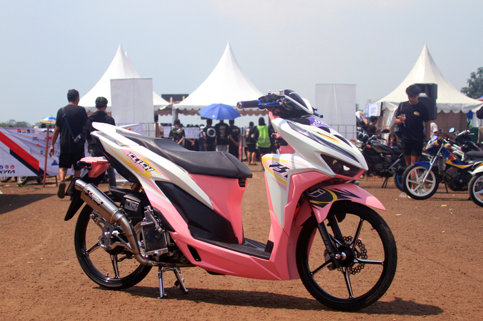Modifikasi Honda Vario 125 asal Sumedang, Jabar yang tampilan hedon sudah full spek untuk Sunmori dan balapan tipis-tipis. 