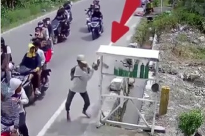 Geng motor menjarah bensin eceran di kawasan Lubuk Pakam Deli Serdang, Sumatera Utara, Kamis (30/11/2023).