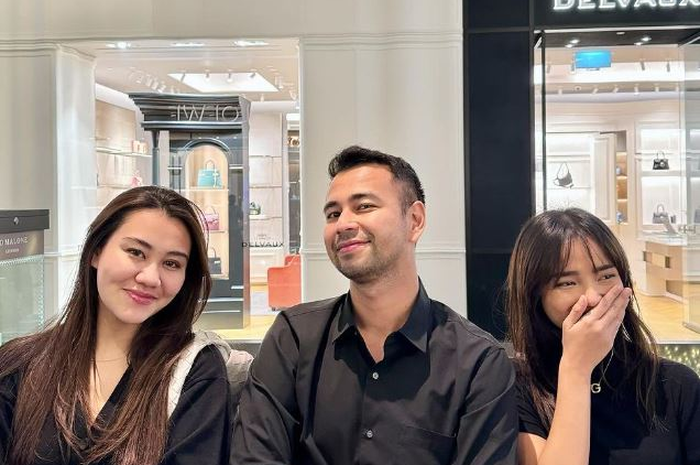 Fuji dan Aaliyah Massaid foto bareng Raffi Ahmad