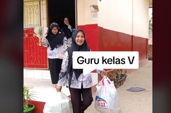 Guru dapat banyak bingkisan dari murid