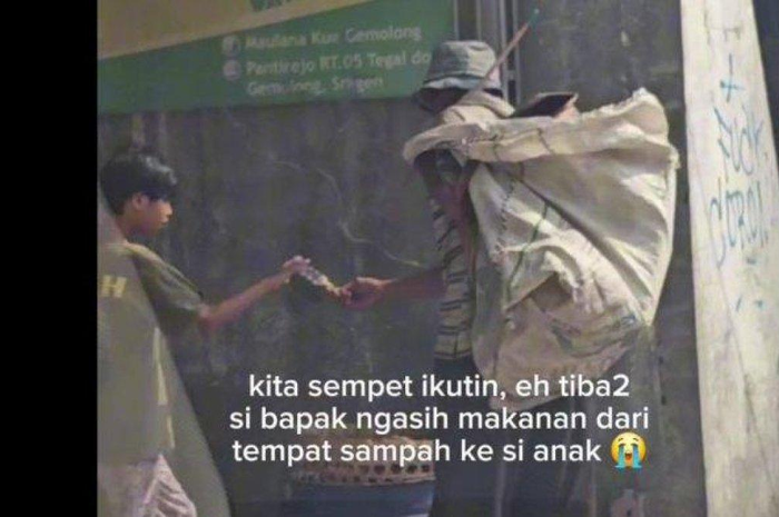 Seorang pemulung di Sragen tampak memungut sisa makanan dari tong sampah demi memberi makan anaknya.