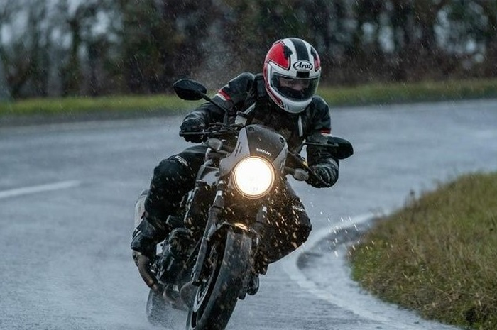 Riding saat hujan jangan sampai menerabas genangan di kecepatan tinggi karena bahaya aquaplaning. 