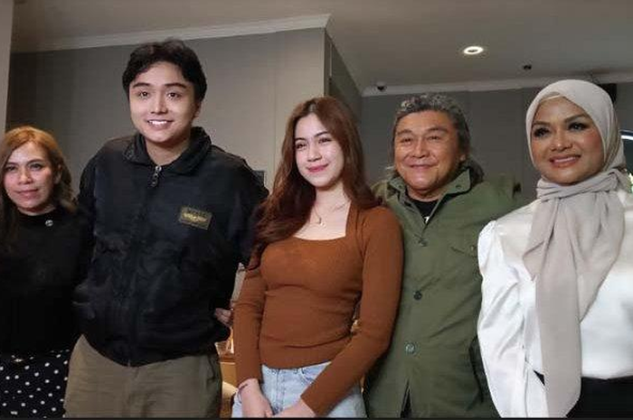 Rinoa Aurora Senduk dan Leon Dozan berfoto bersama keluarga usai jumpa pers soal kebebasan anak Willy Dozan dan Betharia Sonata ini kawasan Lebak Bulus, Jakarta Selatan, Sabtu (9/12/2023) malam. 