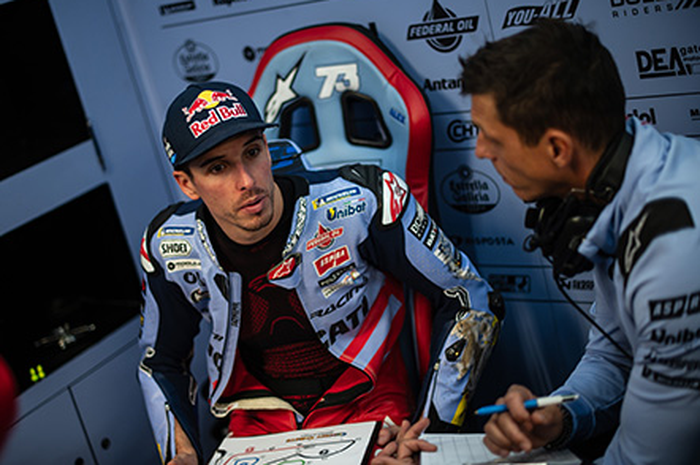 Spanyol pembalap terbanyak di MotoGP 2024 termasuk Alex Marquez (kiri) tapi Italia terbanyak soal crew chief di antaranya Donatello Giovanotti (kanan)