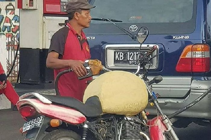Foto ilustrasi Suzuki Thunder kondisi modifikasi motor bagian tangki, dilarang isi Pertalite di Balikpapan oleh Pertamina.