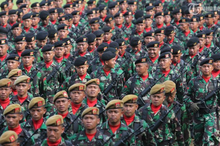 Sejumlah prajurit TNI AD berbaris pada upacara peringatan Hari Juang Kartika, di lapangan parade Kodam IV/Diponegoro, Kota Semarang, Jateng, Kamis (15/12/2013).