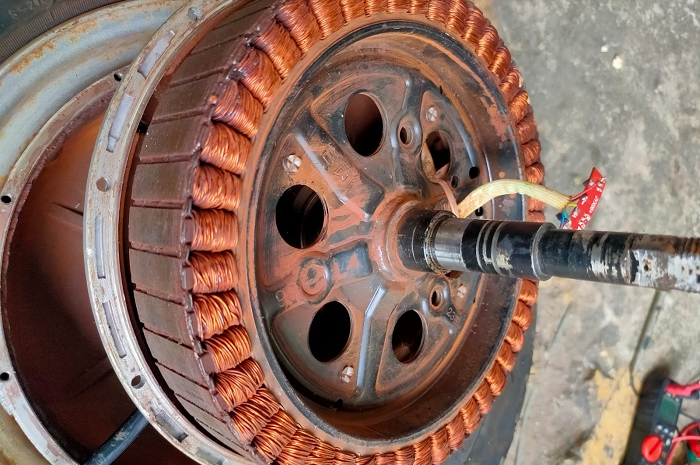 Proses perbaikan dinamo motor listrik karat efek bearing oblak yang tidak di perbaiki sehingga air masuk.