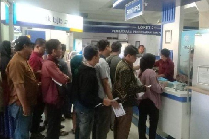 Pemutihan pajak kendaraan bermotor dimanfaatkan masyarakat Subang, Sabtu (16/12/2023).