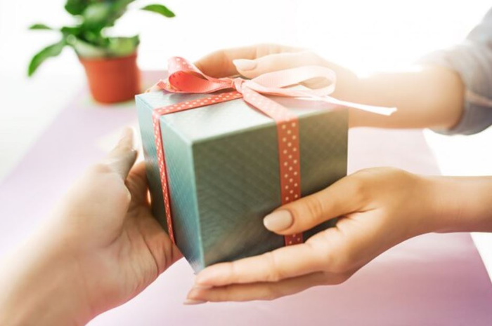 Ide hadiah saat ketemu calon mertua alias camer