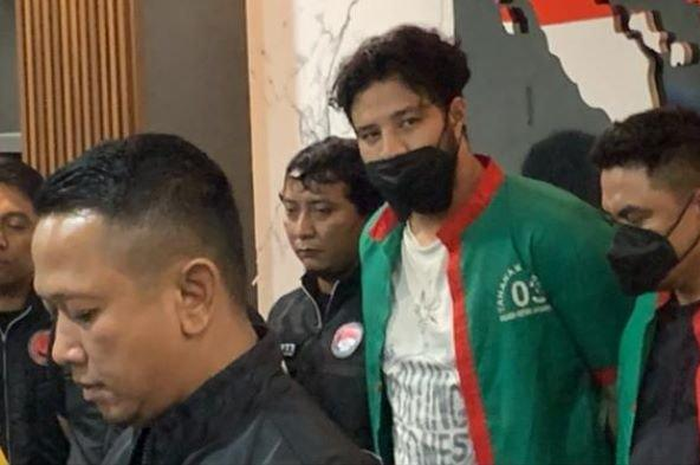 Ammar Zoni ketika dihadirkan dalam rilis kasus narkoba untuk ketiga kalinya di Polres Metro Jakarta Barat, Jumat (15/12/2023)