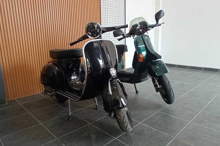Vespa klasik dilengkapi spare part modifikasi motor dari Scarlet Racing.