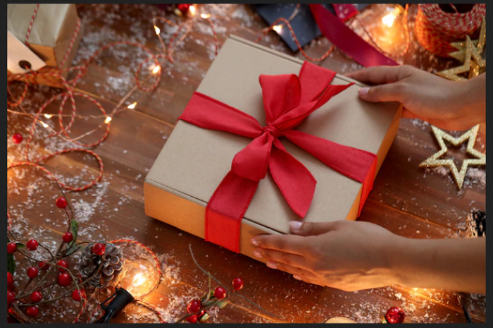 Ilustrasi memberikan kado Natal