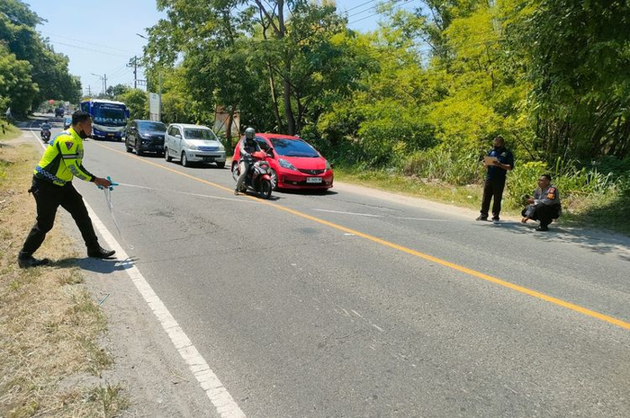 TKP kecelakaan antara bus PO Jaya dan Honda BeAT yang mengakibatkan dua cewek tutup usia
