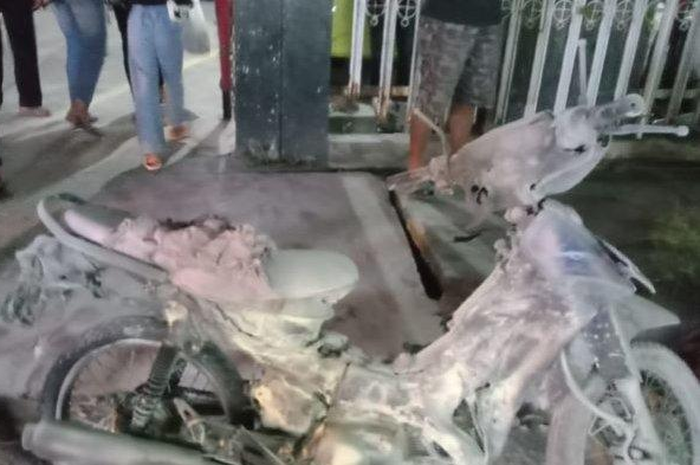 Motor bebek terbakar hangus di Ketapang jadi tontonan warga.