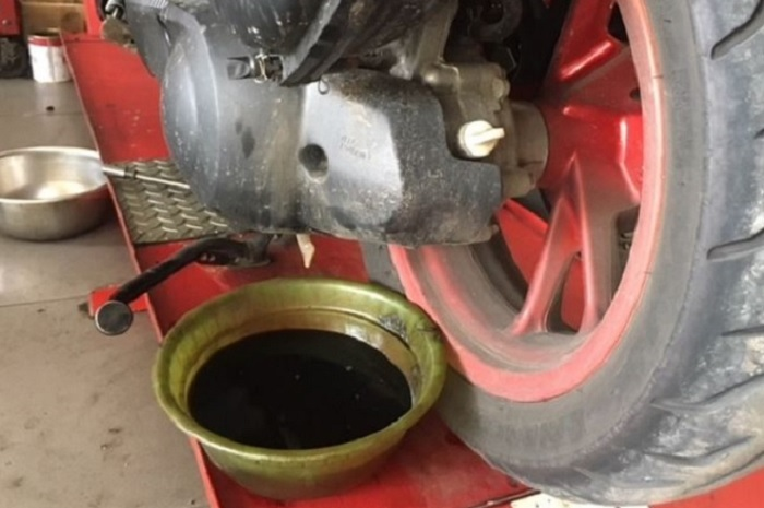 Ilustrasi ganti oli mesin motor setelah turing jauh.