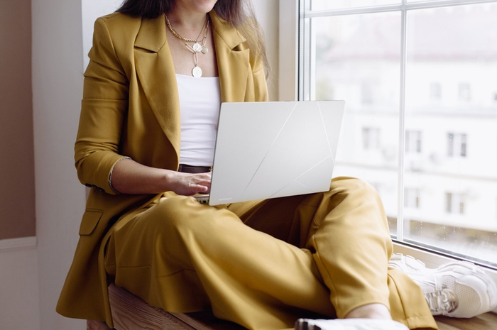 ASUS Zenbook 14 OLED (UX3405), Laptop Ultraportable Premium Pertama yang Menggunakan Prosesor Bertenaga AI