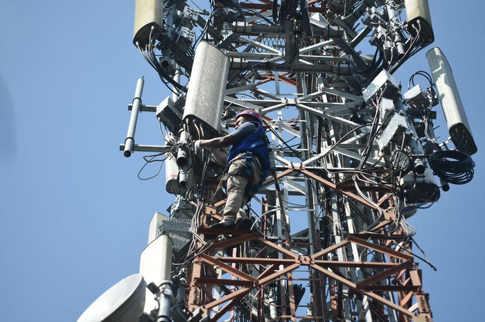 Teknisi XL Axiata sedang melakukan perawatan perangkat BTS
