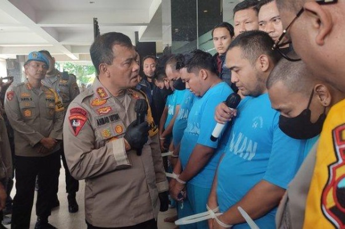 Polda Jawa Tengah menangkap lima tersangka dari kelompok Lengek Squad yakni sekelompok penadah kendaraan bodong asal Pati dan Jepara, Jawa Tengah.