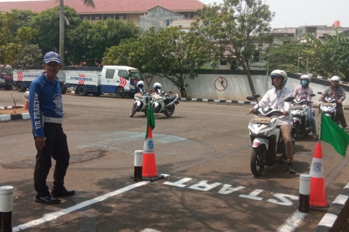 Pada saat ujian penerbitan SIM pemohon dapat langsung melaksanakan ujian ulang pada hari yang sama atau dalam kurun waktu 14 hari kerja.
