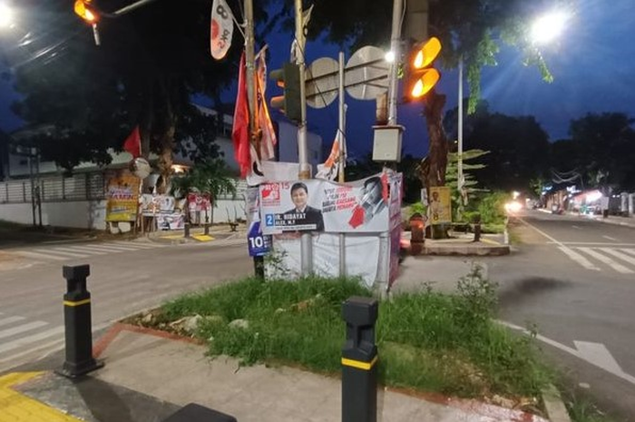 Lokasi pengendara motor terjatuh akibat baliho caleg hingga tabrak mobil di Duren Sawit.