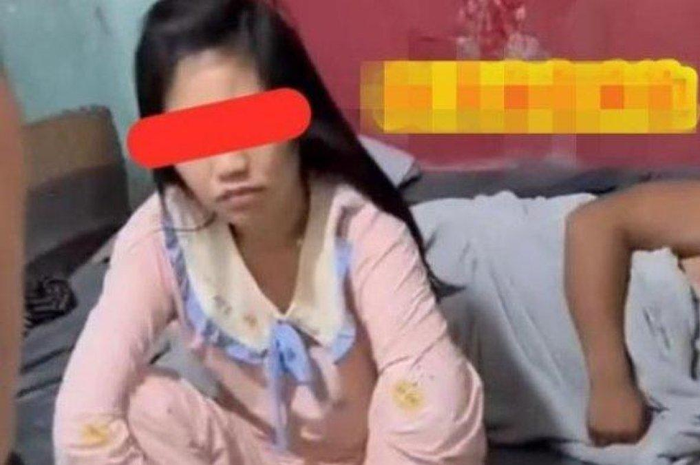 Mertua Gerebek Menantu berduaan dengan pria lain di kamar