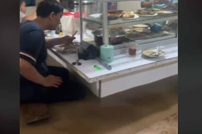 Viral pelanggan tetap makan di warteg meski banjir