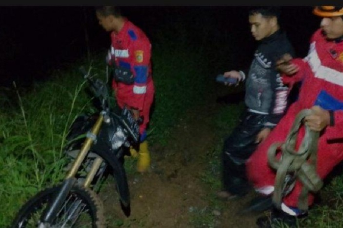 Brilian (24) pemotor Honda CRF nyaris masuk jurang di Kabupaten Bogor, Jawa Barat, Jumat (19/1/2024).