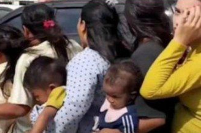 Aksi emak-emak bonceng 7 viral di media sosial
