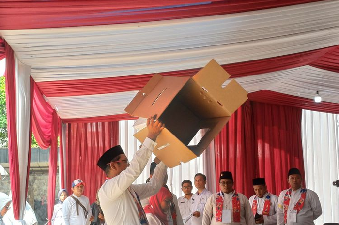Kabarnya, ada setidaknya 15 anggota KPPS yang meninggal dunia saat tugas pada hari pencoblosan Pemilu 2024. Semoga damai di surga.