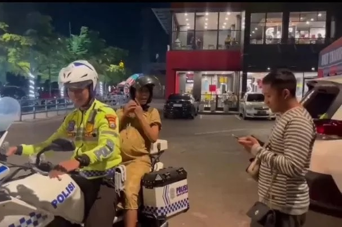 Ibu hamil di Sidoarjo ngidam naik motor polisi. Sampai minta keliling kota. 