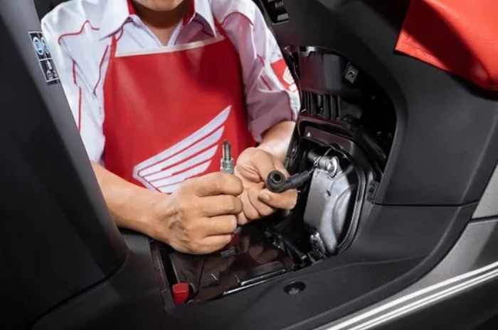 Ilustrasi ganti busi motor Honda di AHASS