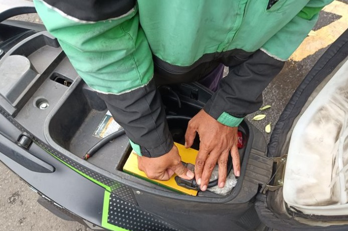 Waspada maling mulai berani mengambil baterai motor listrik, ternyata yang sering jadi korban adalah driver ojol.