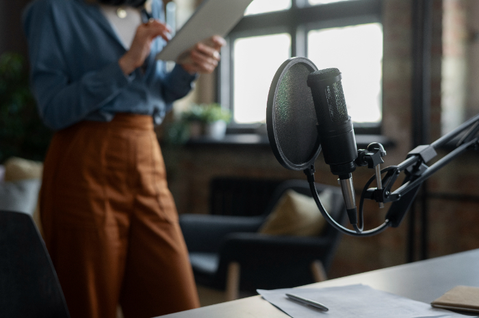 Rekomendasi hadiah untuk pasangan penyiar radio.