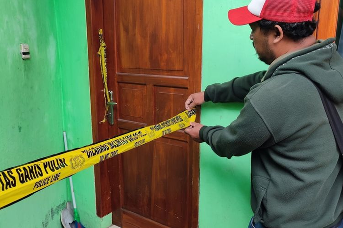 Warga Kuningan menunjukkan Indekos tempat tinggal Gadis, pria yang ditemukan tewas di salah satu indekos di Kelurahan Awirarangan Kecamatan Kuningan Kabupaten Kuningan Jawa Barat, Rabu siang (31/1/2024).