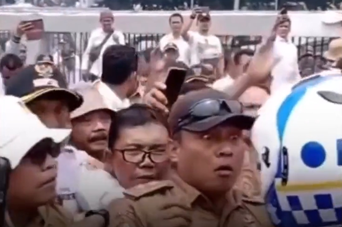 Dirlantas dibentak dan didorong orang ini di tol dalam kota