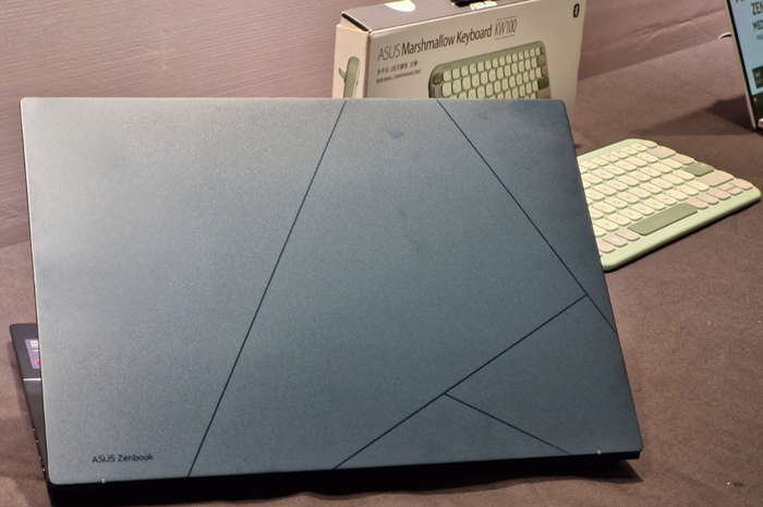 ASUS Zenbook 14 OLED UX3405 menjadi laptop dengan chip AI dan panel OLED pertama di Indonesia