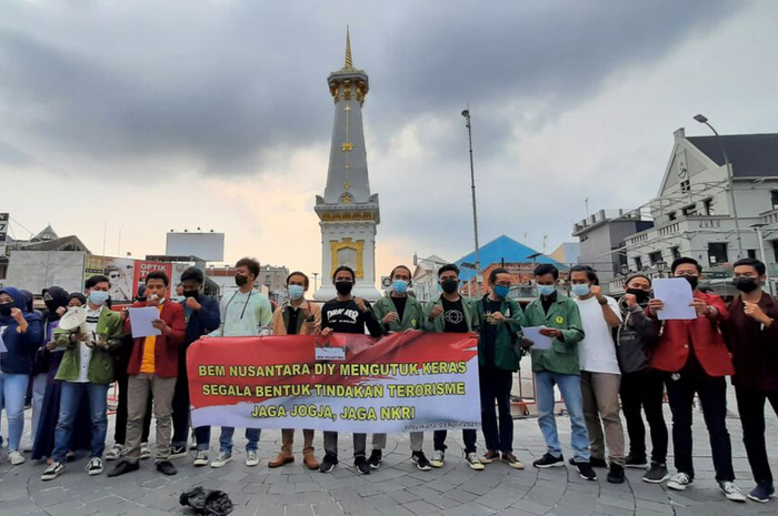 BEM Nusantara DIY melakukan aksi damai dan doa bersama lintas agama dan tabur bunga di Tugu Yogyakarta, Jumat (9/4/2021). Dalam konteks pendidikan formal, apa yang sebaiknya dilakukan oleh pemerintah dan sekolah untuk mencegah radikalisme pada anak muda? Ini ulasannya.