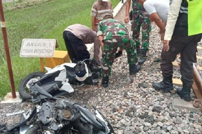 Kondisi motor Honda Vario rusak parah usai ditabrak kereta api di Kabupaten Kediri, Jawa Timur, Rabu (7/2/2024).