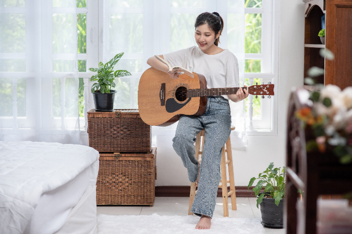 Ide hadiah untuk pasangan yang hobi main gitar.