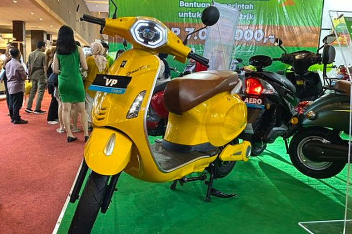 Banyak motor listrik murah siap beri kejutan di IIMS 2024, motor listrik Green Tech VP mirip vespa kasih garansi rangka 10 tahun.