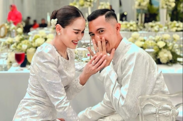 Ayu Ting Ting dan Lettu Muhammad Fardhana resmi bertunangan