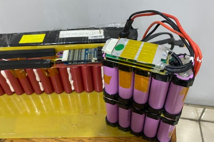 Maling baterai motor listrik membongkar dan menjual bagian sel agar tidak terlacak.