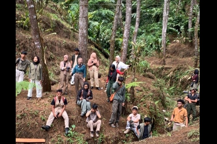 Penampakan sosok wanita misterius yang ikut berfoto bersama di foto bersama anak-anak SMA yang viral usai diunggah melalui akun @majapahit.39 Selasa (13/2/2024). 