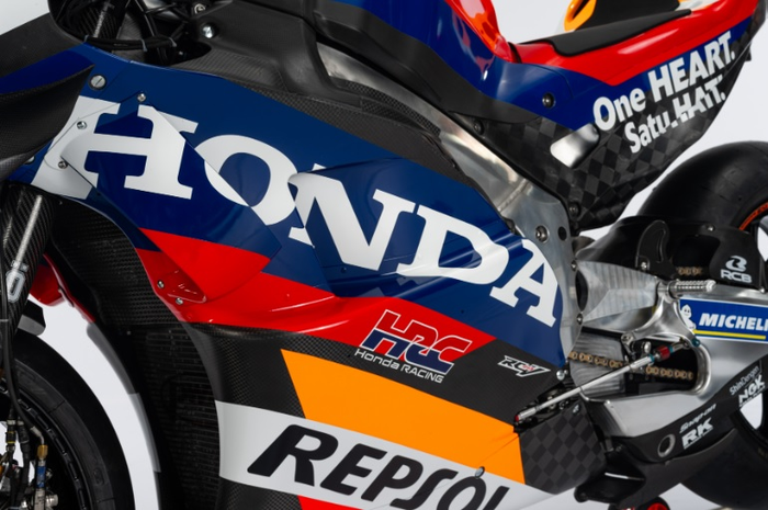 Sponsor Repsol Honda di MotoGP, posisi One Heart atau Satu Hati lebih tinggi daripada Repsol yang notabene sponsor utama. 