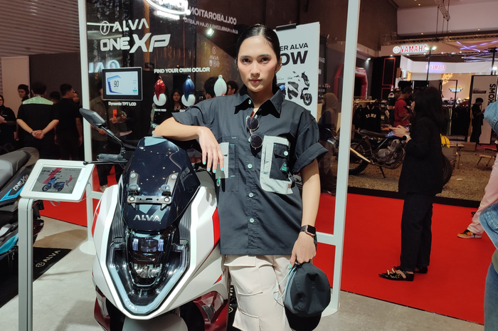 Produk fashion kolaborasi ALVA, Humblezing, dan Olah Plastic rilis di IIMS 2024.