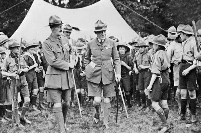 Lord Baden Powell dikelilingi oleh gerakan Pramuka di suatu tempat di Harfordshire selama liburan.