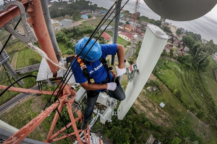 Teknisi XL Axiata sedang melakukan pemeliharaan BTS 
