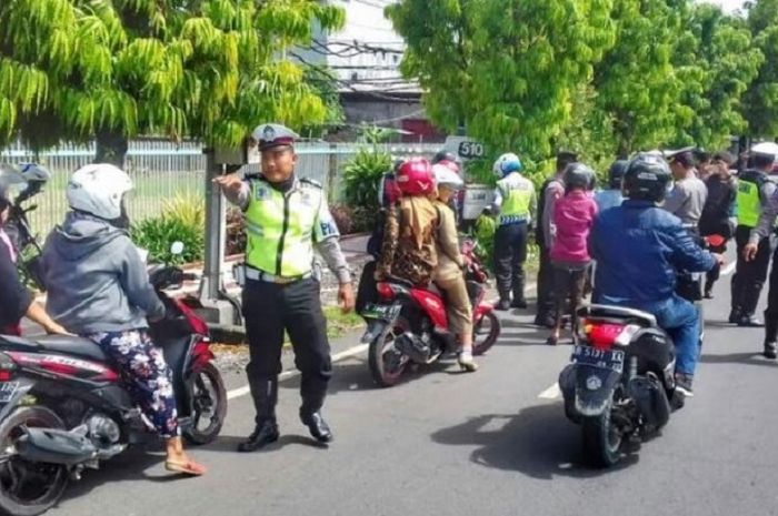 Foto ilustrasi pemeriksaan. Beredar luas informasi razia STNK serentak di seluruh Indonesia mulai hari ini, polisi bongkar faktanya.