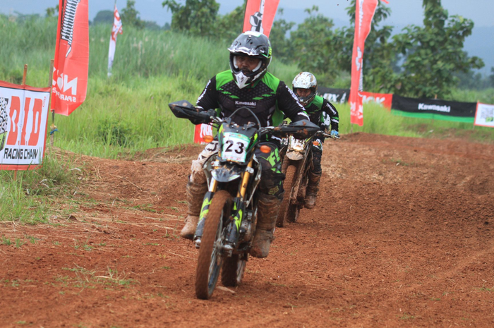 Latber Motocross di Sirkuit Get Out &amp; Play milik Kawasaki Motor Indonesia (KMI) di Klapanunggal, Jabar (2/3)
