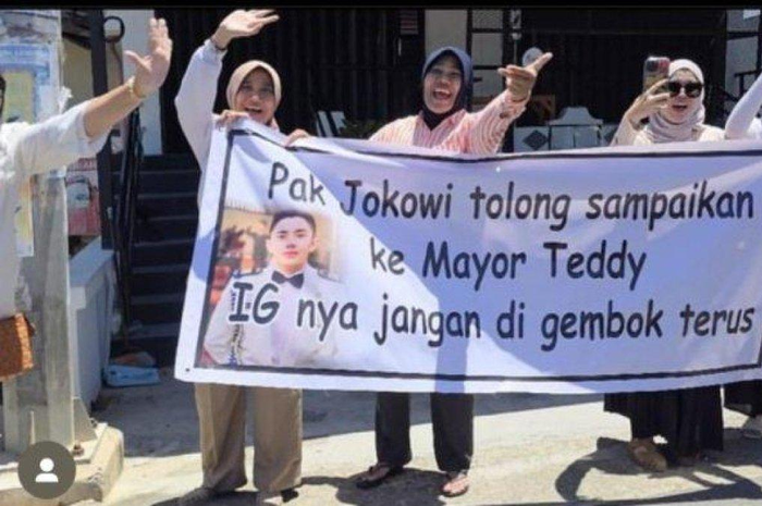 Emak-emak gundah gulana akun Instagram Mayor Teddy digembok, kompak demo Presiden Jokowi.